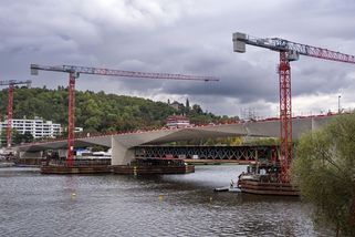 Praha má dvě varianty, jak pojmenovat nový most přes Vltavu. Spustí anketu - Novinky
